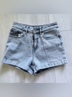 PacSun lightwash Mom Short size 24 waist